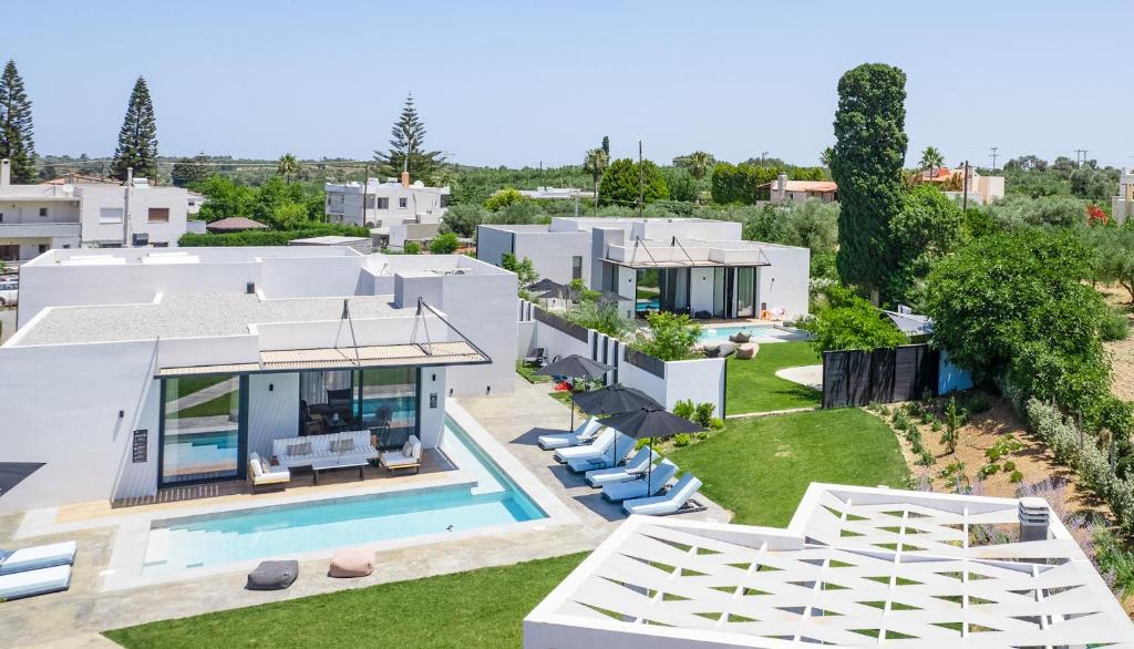 Pigiにある2 Luxury Villas w Nearby Beach!のプール付きの家の航空写真