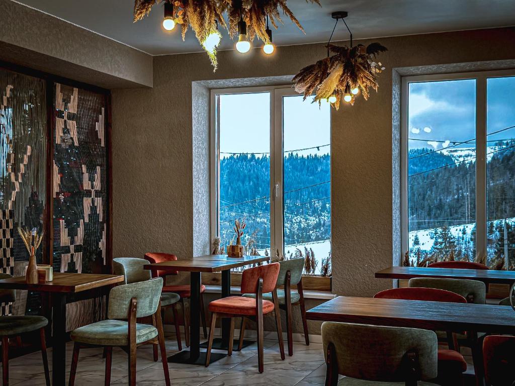 Nespecifikovaný výhled na hory nebo výhled na hory při pohledu z hotelu
