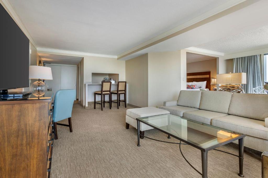Omni Corpus Christi Hotel - SAY View Suite - 1 Кровать King