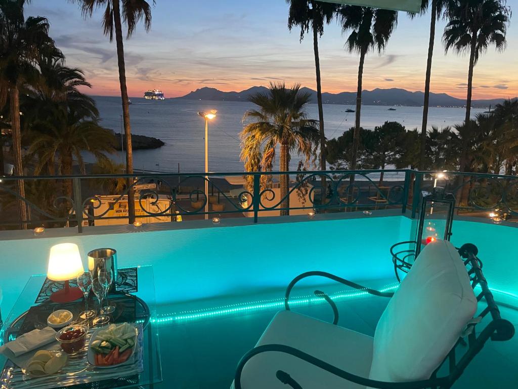Cette chambre offre une vue sur l'océan depuis sa piscine. dans l'établissement Studio mer Croisette, à Cannes