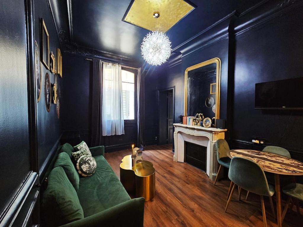 un salon avec un canapé vert et une table dans l'établissement Apt haussamn walk tour eiffle trocadero 3minutes, à Paris