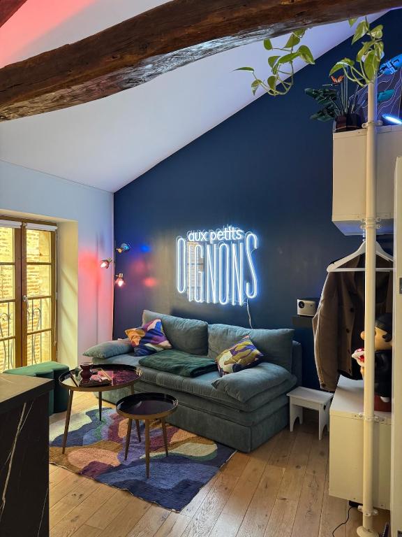 - un salon avec un mur bleu et un canapé dans l'établissement Aux Petits Oignons, à Albi