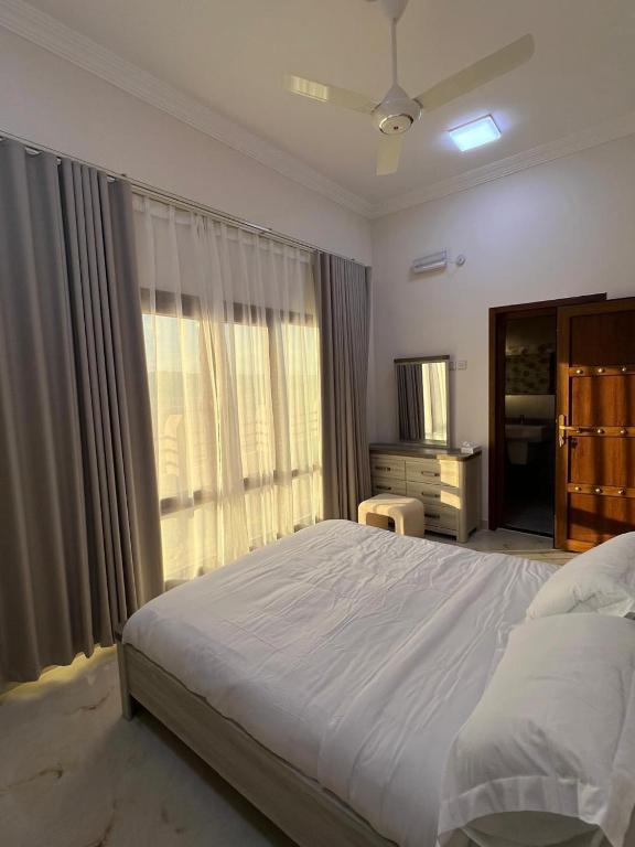Postel nebo postele na pokoji v ubytování Modern Desert Gate Resort Bidiyah