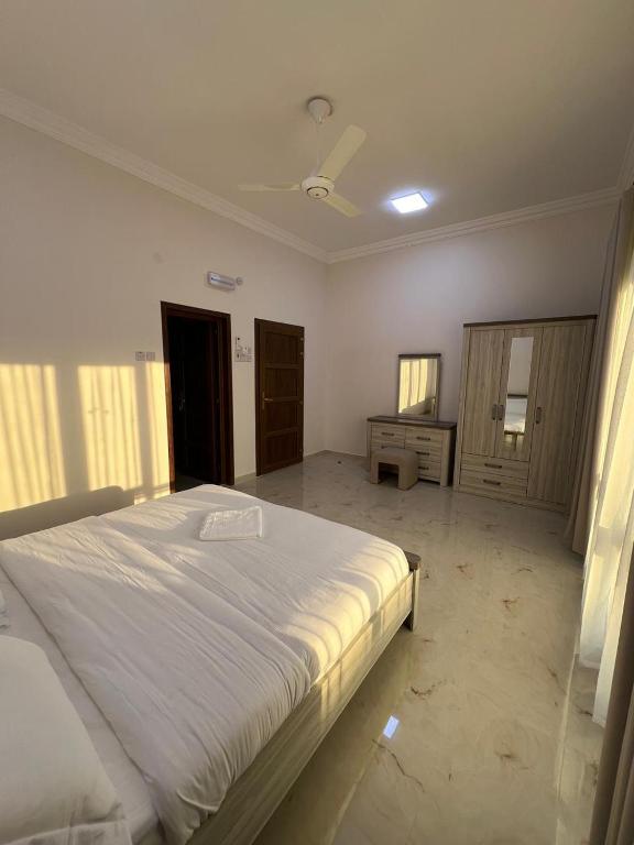 Postel nebo postele na pokoji v ubytování Modern Desert Gate Resort Bidiyah