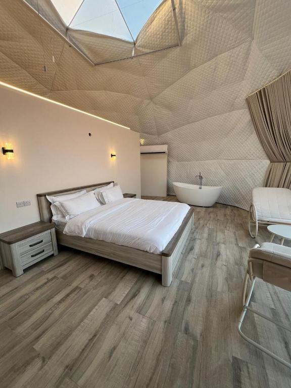 Postel nebo postele na pokoji v ubytování Modern Desert Gate Resort Bidiyah