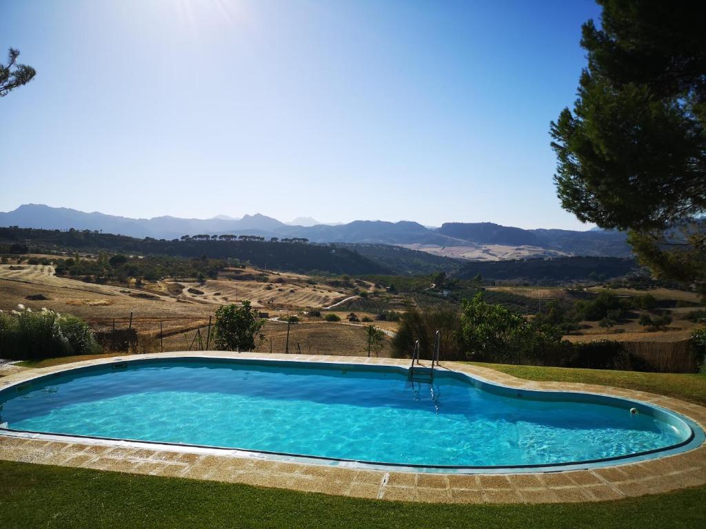 Cảnh núi rừng hoặc tầm nhìn ra núi từ nhà nghỉ dưỡng