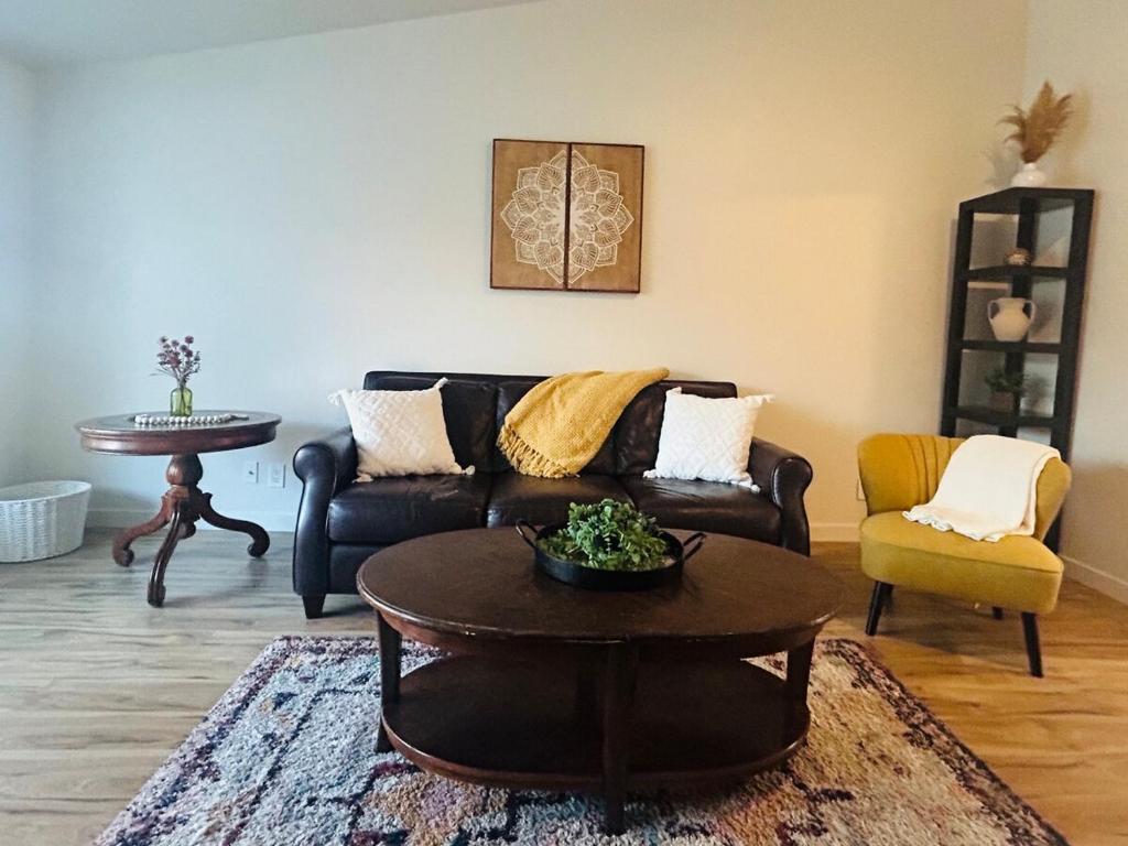 ein Wohnzimmer mit Couch und Tisch in der Unterkunft Boise Foothills Boho Haven hosted by Boise BnB! in Boise