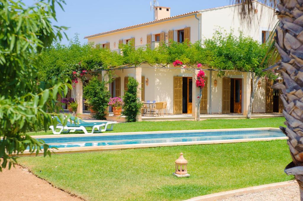 een extern uitzicht op een huis met een zwembad bij Finca Xemarri in Santanyi