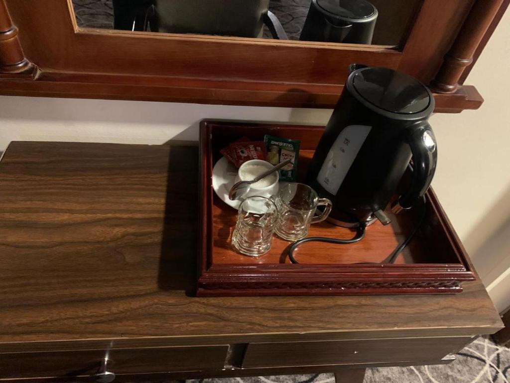 Příslušenství pro přípravu čaje a kávy v ubytování Montana Hotel
