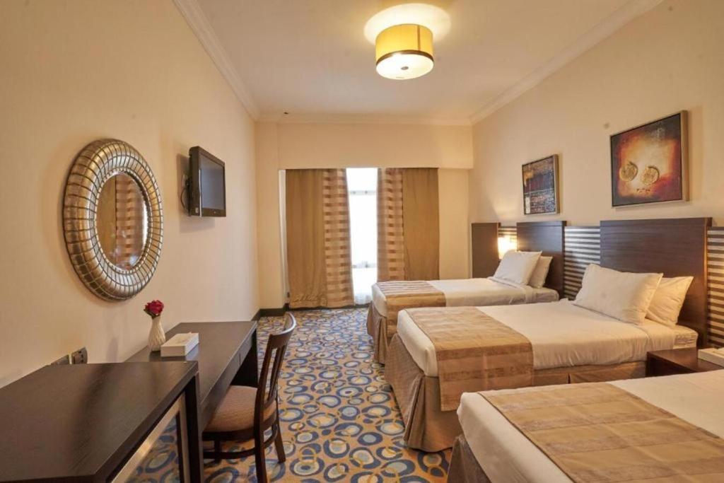 Postel nebo postele na pokoji v ubytování Al Hidayah Towers Hotel