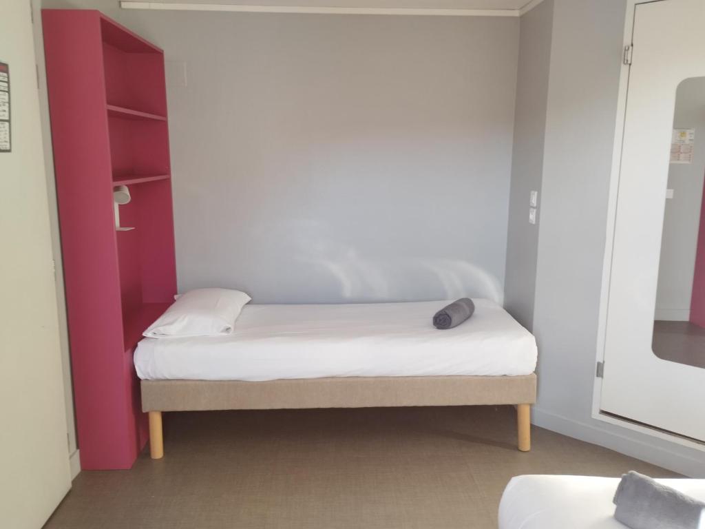 Postel nebo postele na pokoji v ubytování Fasthôtel Clermont-Ferrand Gerzat
