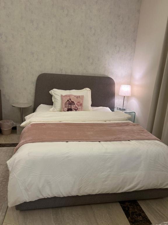 Postel nebo postele na pokoji v ubytování استديو مودرن لنساء فقط نعتذر من الرجال Modern studio for women only we apologize to men