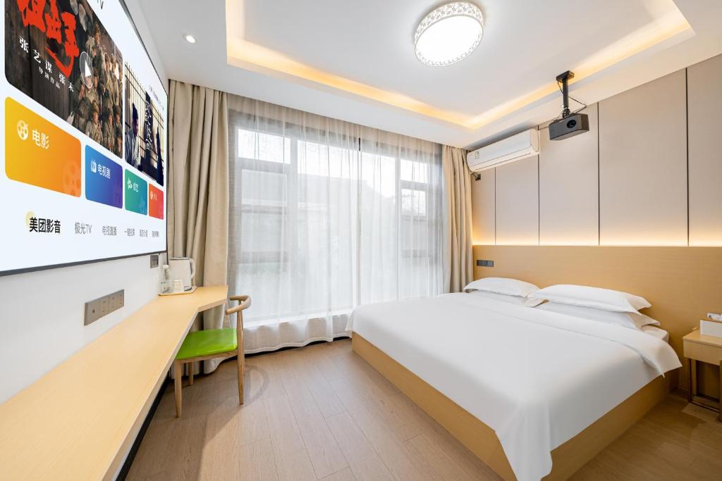 Postel nebo postele na pokoji v ubytování Shanghai Lanfeng Intelligent Light - Shanghai Disney Branch