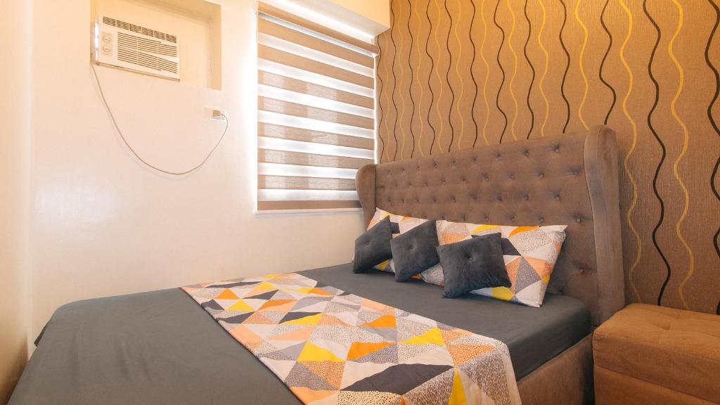 Jamah's Staycation at SMDC Trees Residences by RedDoorz - Premium Room