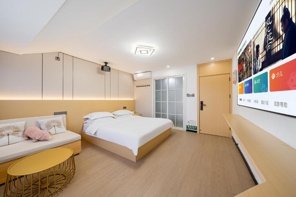 Postel nebo postele na pokoji v ubytování Shanghai Lanfeng Intelligent Light - Shanghai Disney Branch