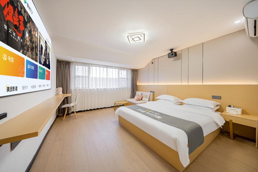 Postel nebo postele na pokoji v ubytování Shanghai Lanfeng Intelligent Light - Shanghai Disney Branch