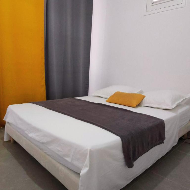 Postel nebo postele na pokoji v ubytování La Fleur Doré Studio