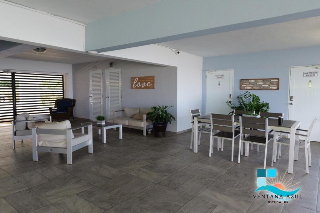 Posezení v ubytování Condo Direct Beach Access at Joyuda