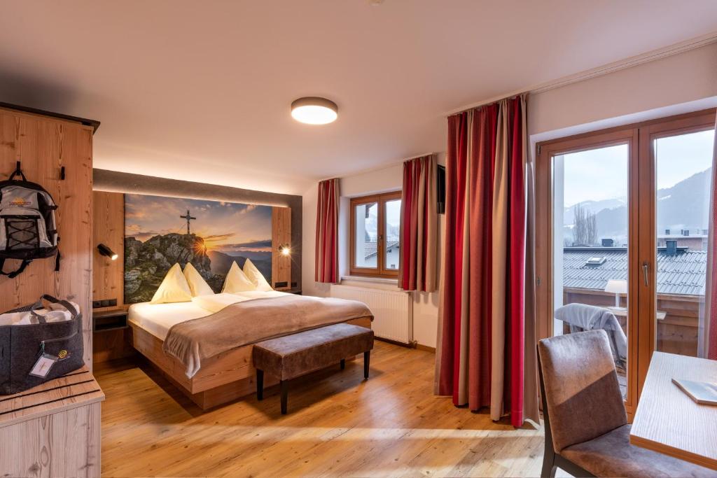 Postel nebo postele na pokoji v ubytování Das Sonnleiten Ski- und Motorradhotel Bruck im Zillertal