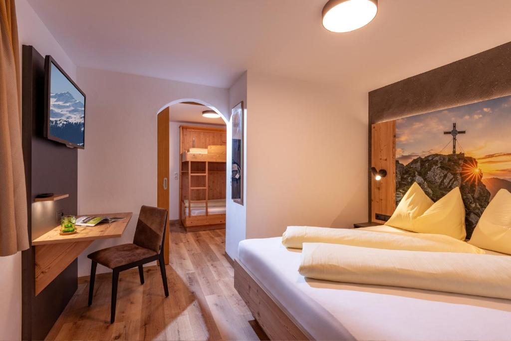 Postel nebo postele na pokoji v ubytování Das Sonnleiten Ski- und Motorradhotel Bruck im Zillertal