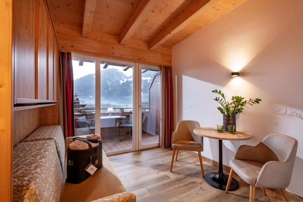 Posezení v ubytování Das Sonnleiten Ski- und Motorradhotel Bruck im Zillertal