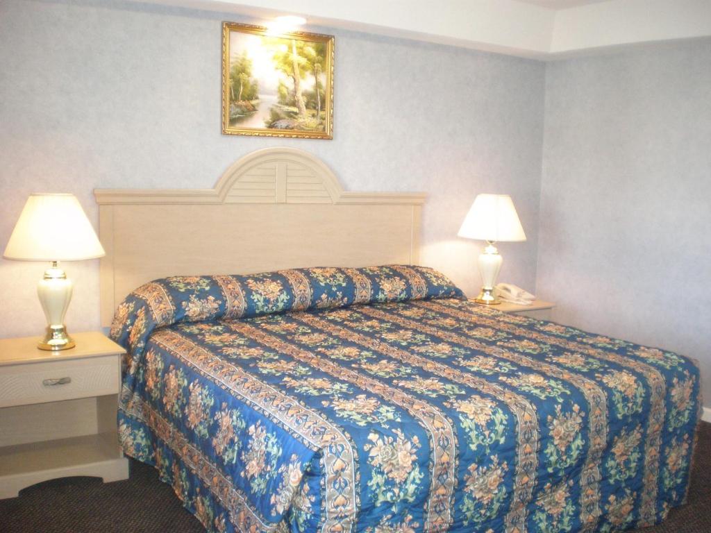 Postel nebo postele na pokoji v ubytování Village Inn & Suites - Smithville