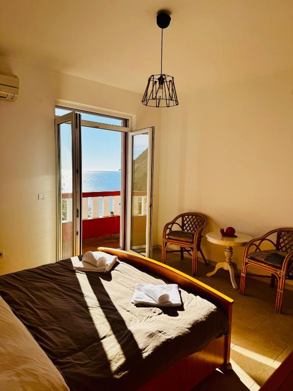 Postel nebo postele na pokoji v ubytování Budva Felix Suites