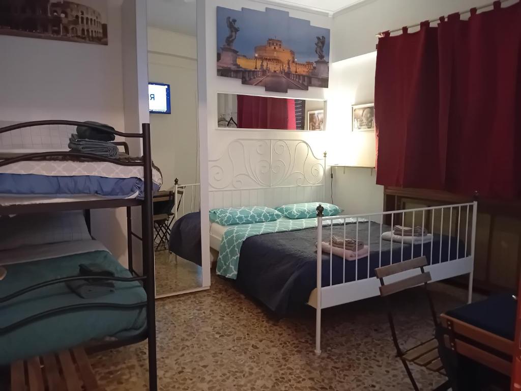 Łóżko lub łóżka w pokoju w obiekcie Roma Trastevere Station