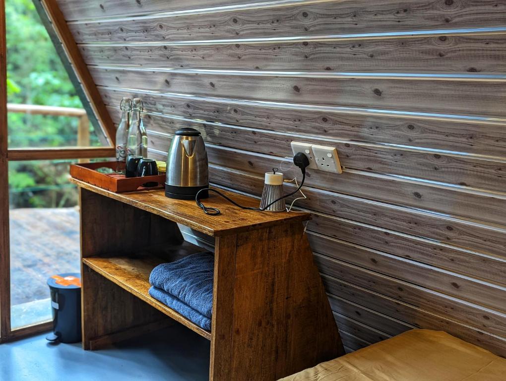 Příslušenství pro přípravu čaje a kávy v ubytování Sudagala Jungle Glamping