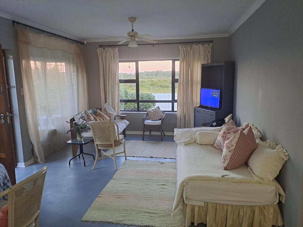 Et tv og/eller underholdning på Tranquil Garden Cottage