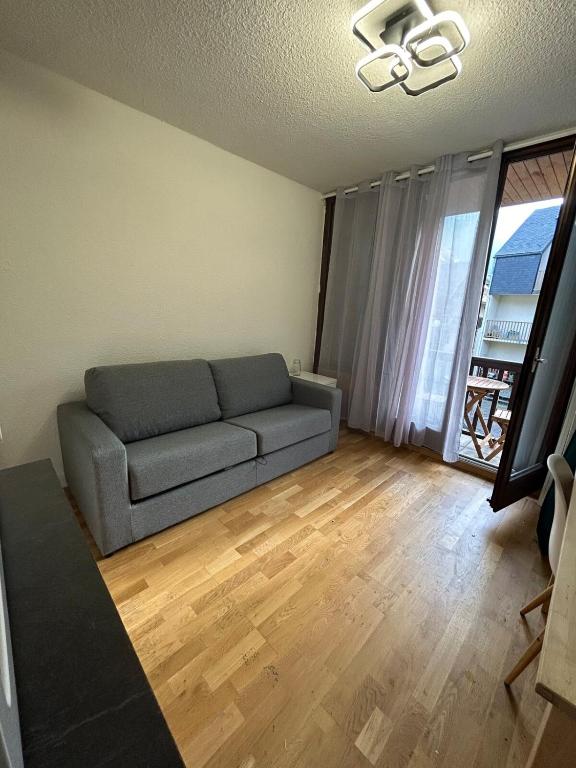 - un salon avec un canapé et du parquet dans l'établissement Studio, à Vielle-Aure