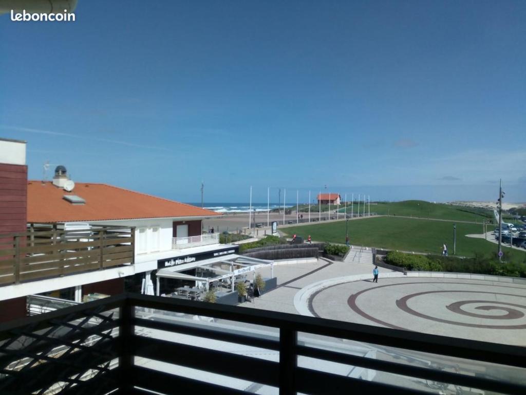 une vue d'un bâtiment avec l'océan en arrière-plan dans l'établissement Les pieds dans l'eau salée, à Biscarrosse