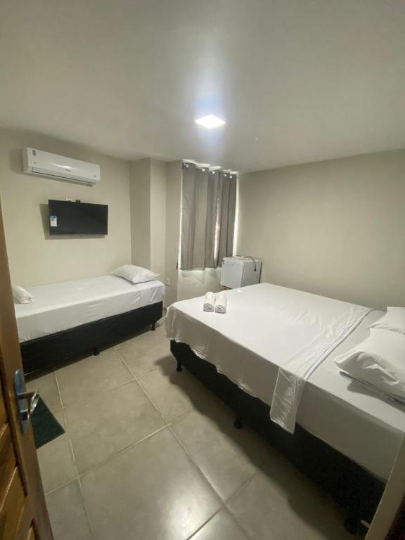 Cette chambre comprend deux lits et une baignoire. dans l'établissement Pousada Barra Grande, à Barra Grande