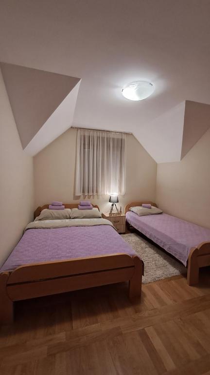 Postel nebo postele na pokoji v ubytování Apartman Sunčana dolina, Zaovine