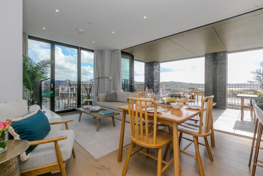 a living room with a table and chairs at 14 An Garth in Hayle