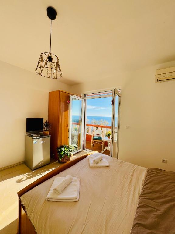 Postel nebo postele na pokoji v ubytování Budva Felix Suites