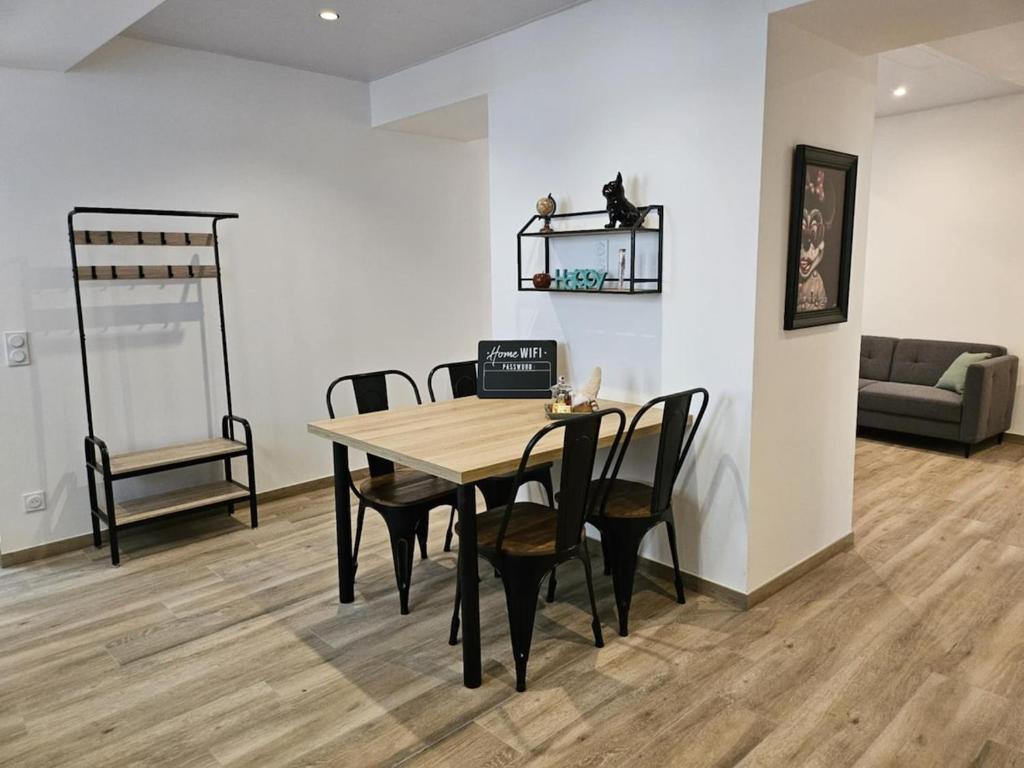 une salle à manger avec une table et des chaises dans l'établissement Chez Mamie Café, à Mouzon