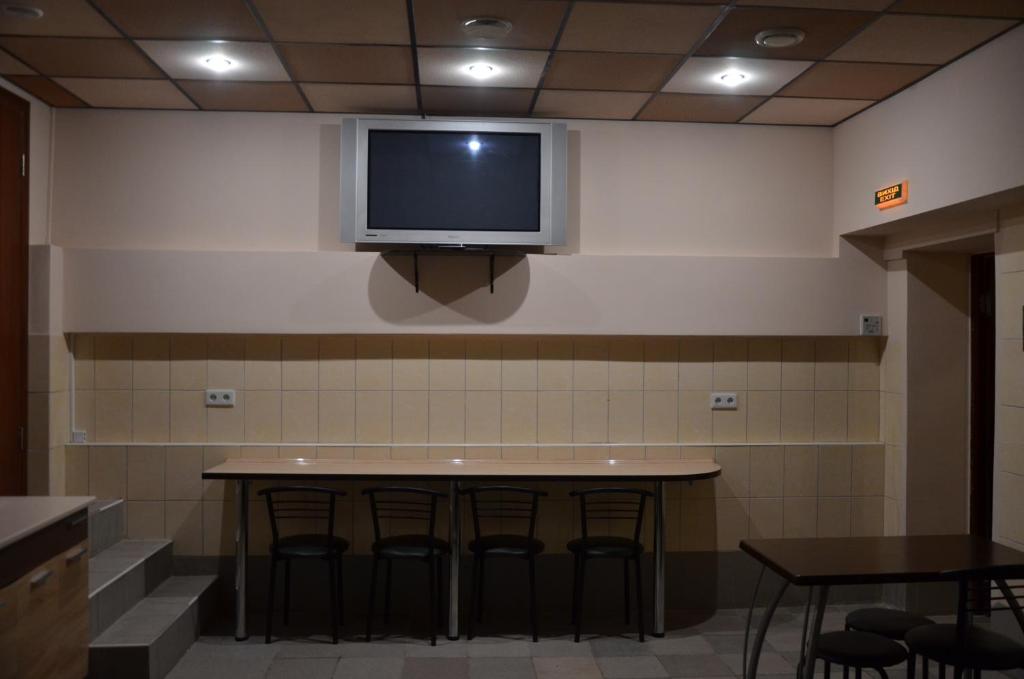 TV a/nebo společenská místnost v ubytování Hostel VShokoladi