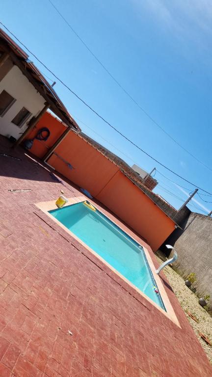 a swimming pool on the side of a building at Casa Laranja in Guaratinguetá
