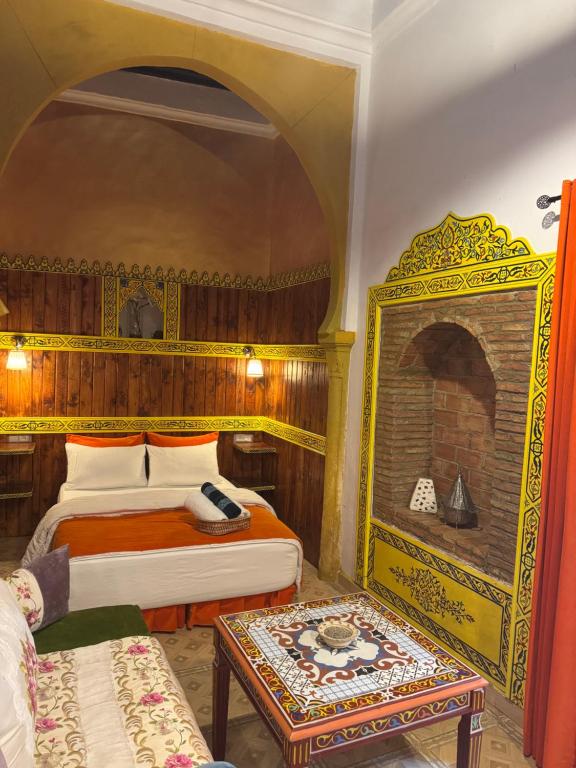 Postel nebo postele na pokoji v ubytování RIAD ESMERALDA By Dar Ouezzani