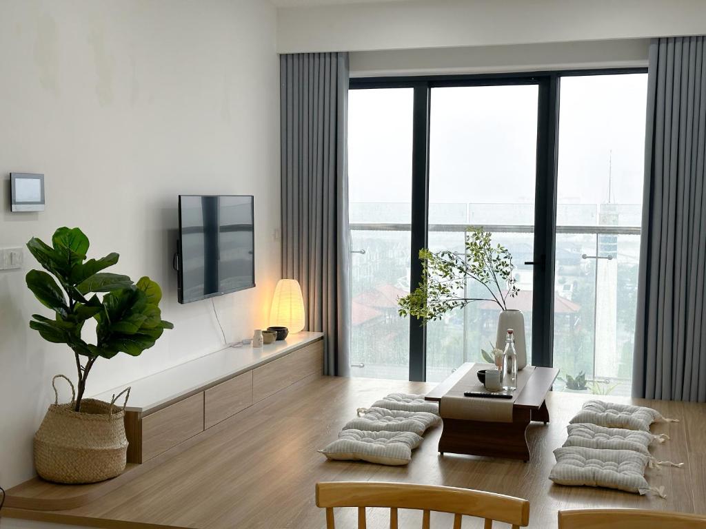 Hue Charm Apartment with Pool and Gym - Three-Bedroom Premium Apartment With Balcony