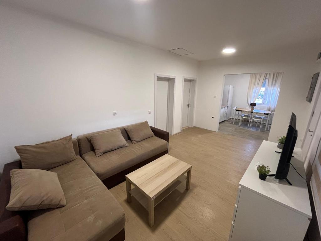 una sala de estar con un sofá y una mesa en Trosobni apartman, en Belgrado