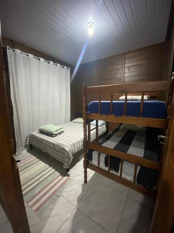 サン・フランシスコ・ド・スルにあるCASA de FÉRIAS SÃO CHICO 3のハウス内の二段ベッド2台が備わる部屋