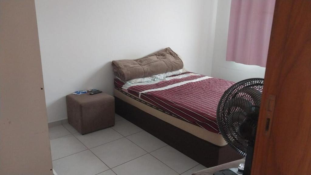 una piccola camera con letto e scatola di Apartamento grande a Navegantes