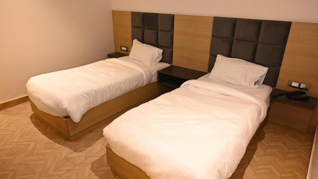 Postel nebo postele na pokoji v ubytování Sampanna Inn