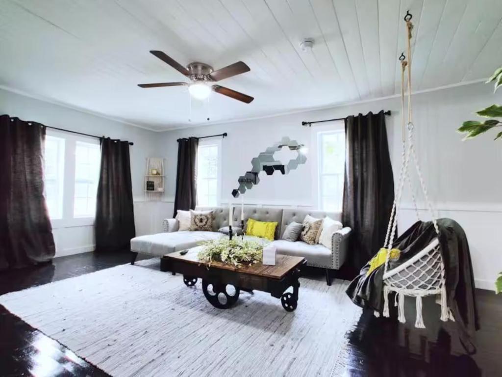 Una sala de estar con un sofá y un ventilador de techo. en The Honeycomb Haven l 1 Mile to Downtown Thomasville, en Thomasville