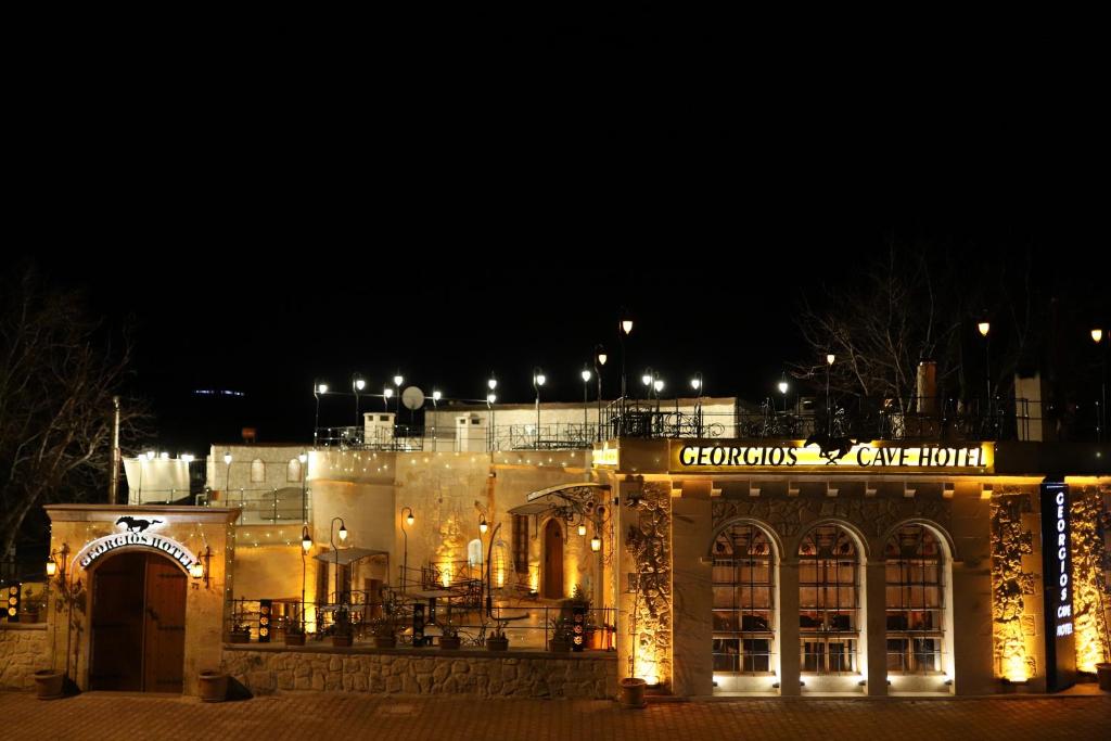 un edificio iluminado por la noche con luces en Georgios Cave Cappadocia, en Ürgüp