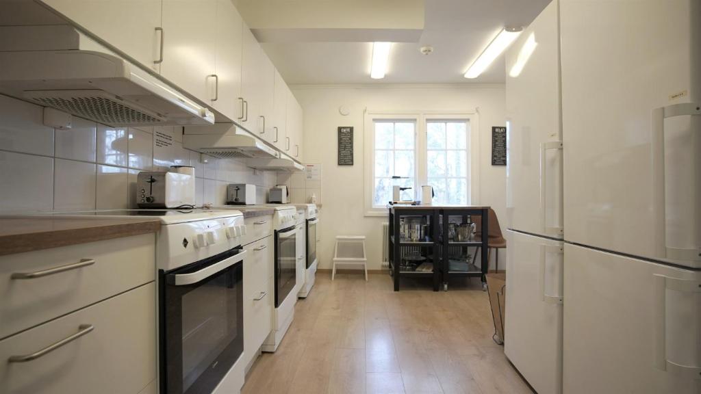 Kuchyň nebo kuchyňský kout v ubytování Forenom Hostel Gothenburg Säve