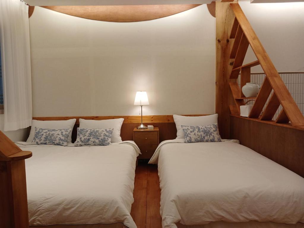 Postel nebo postele na pokoji v ubytování Hanok stay Mokhyang