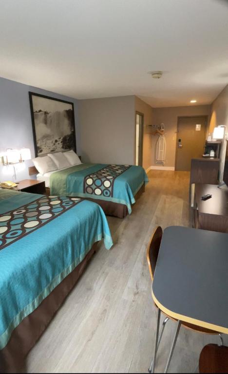 Postel nebo postele na pokoji v ubytování Super 8 by Wyndham Niagara Falls